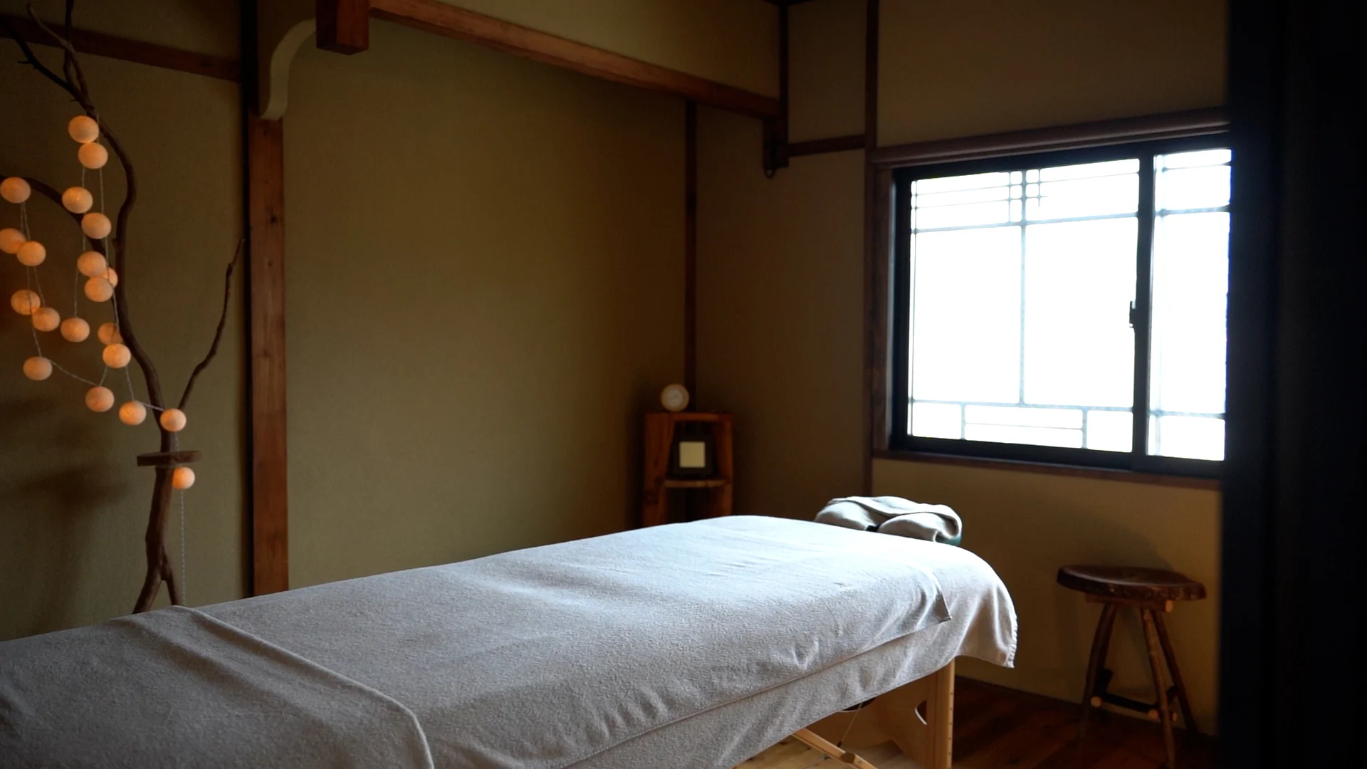 やさしい灯りに包まれた町家の施術室